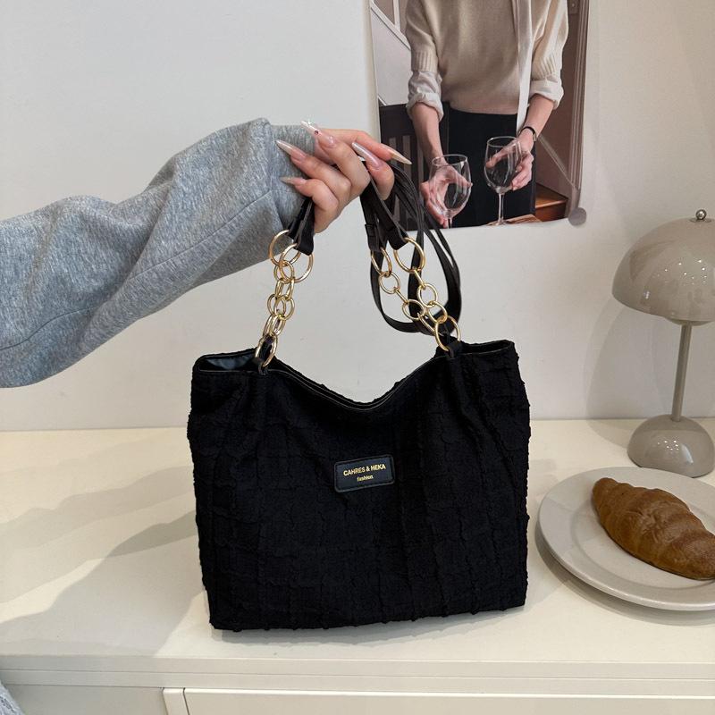 

New large-capacity casual high-end tote bag women s commute to work fashionable personalized solid color chain foreign shoulder bag чёрный