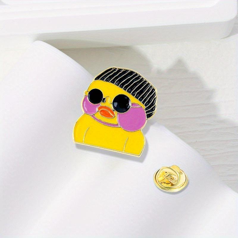 Small yellow duck brooch cute Japanese badge cartoon anti-slip button personality bag pendant Creative student decorations