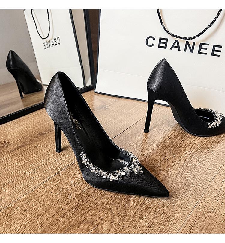 2025-ös szatén tűsarkú cipő: Elegáns hegyes orr strasszokkal, francia ihletésű, tavaszra és őszre alkalmas