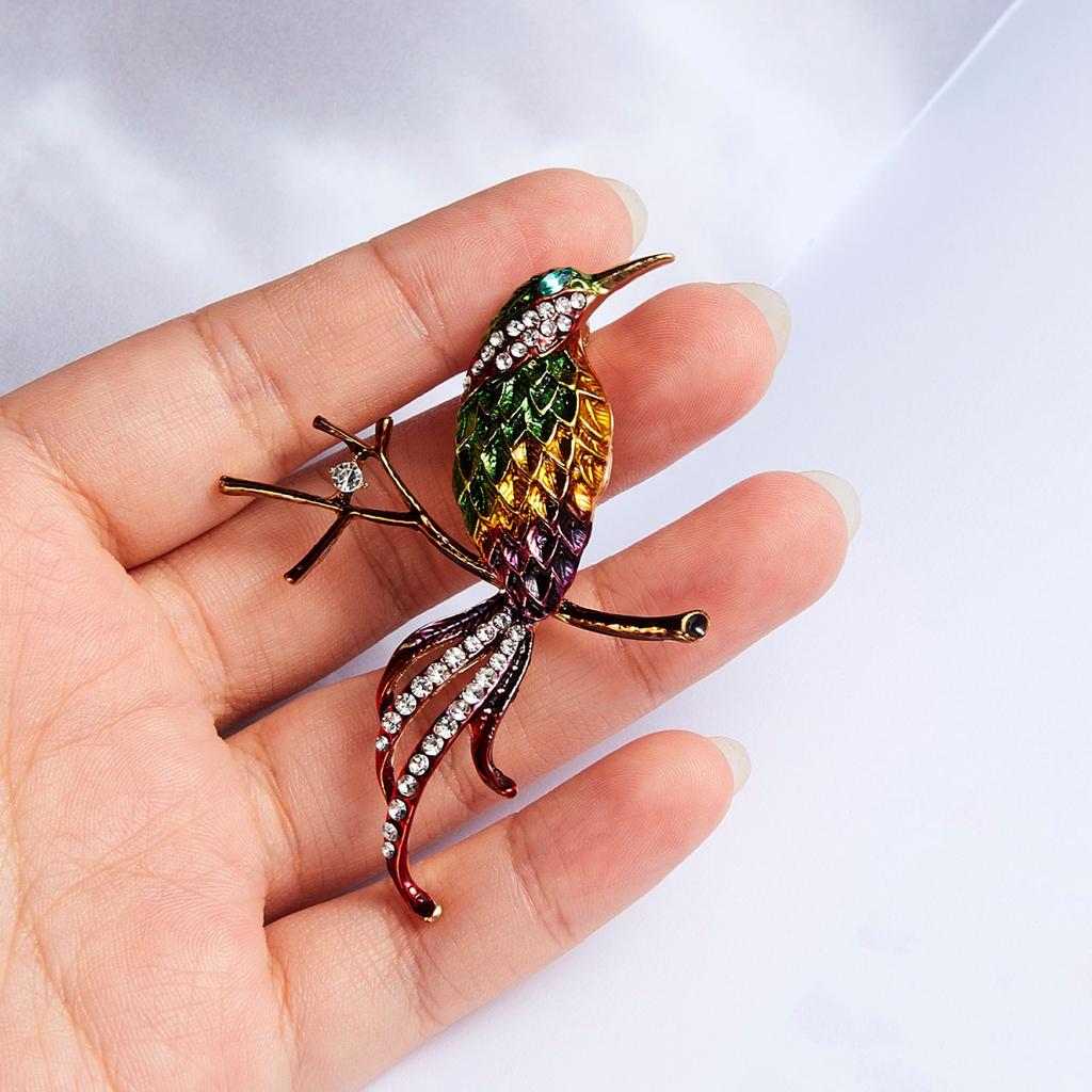 Exquisite Strassvogel auf Ästen sitzend für Damen Herren Cartoon Süßer Kolibri Emaille-Anstecker Tierabzeichen Kleidung Schmuck