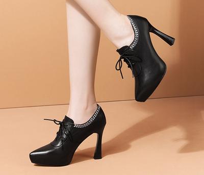 Mote Damer Tynne Høyhælte Spisse Snøring Pumps Høst Nye Sexy Damer Kveldskjole Sko Svarte Hvite Hæler Perlepynt