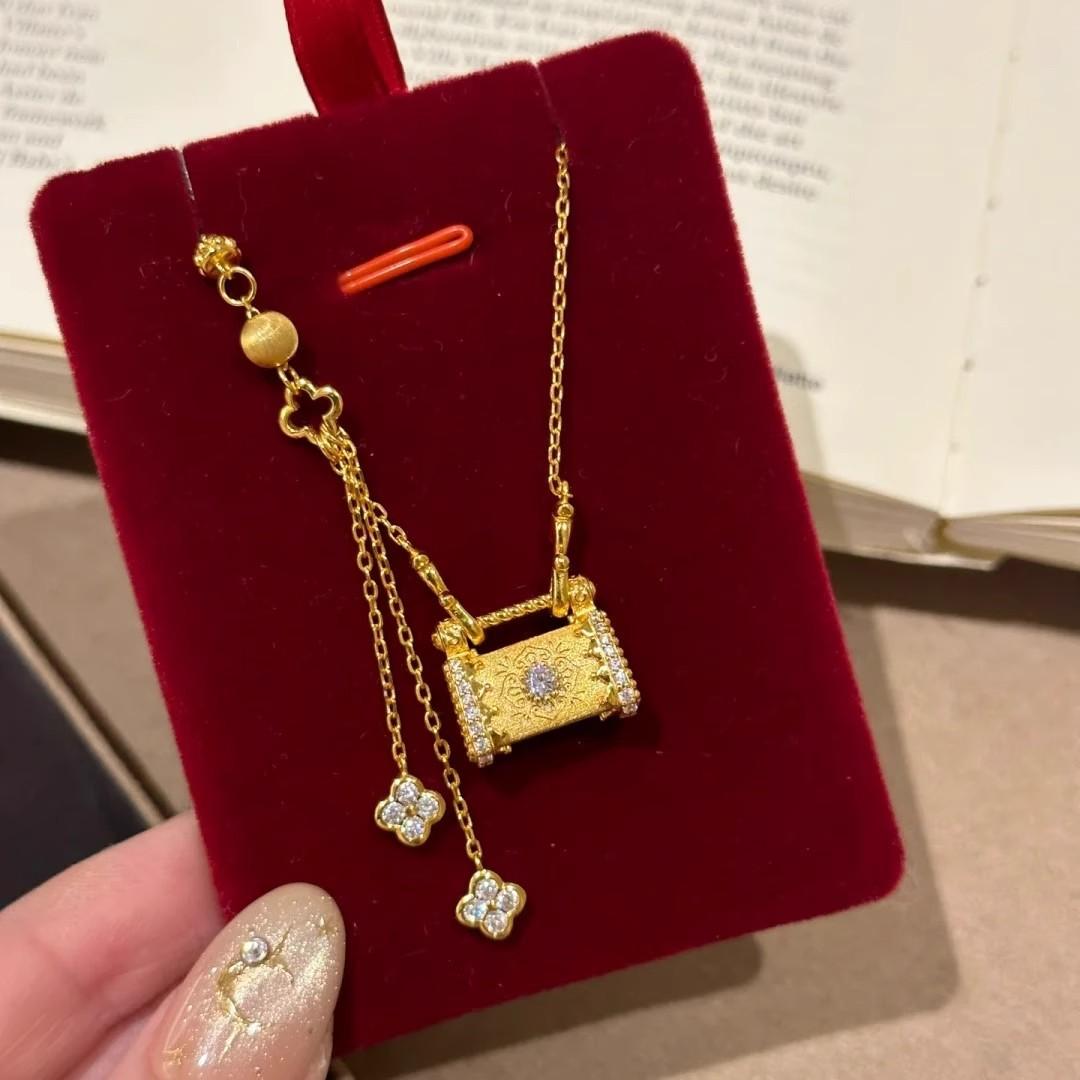 Four-leaf Clover Longevity Lock Necklace for Women Retro Flower Pendant for Women