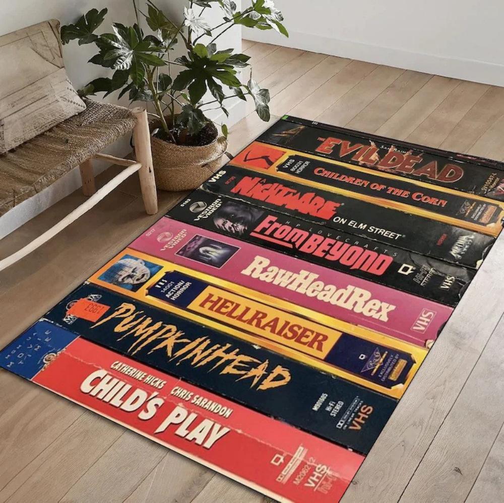1 Stück Retro Horror VHS Film Filme Großer Teppich Retro Teppich für Wohnzimmer Schlafzimmer Man Cave Spielzimmer Bodenmatte Rutschfest Dekor