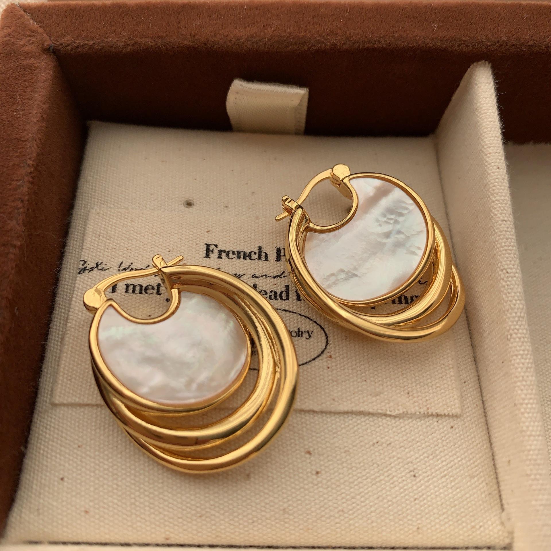 

Metal natural fritillary disc earrings, ear buckles, elegant style, light luxury, retro fashion, exquisite high-end, unique personality
