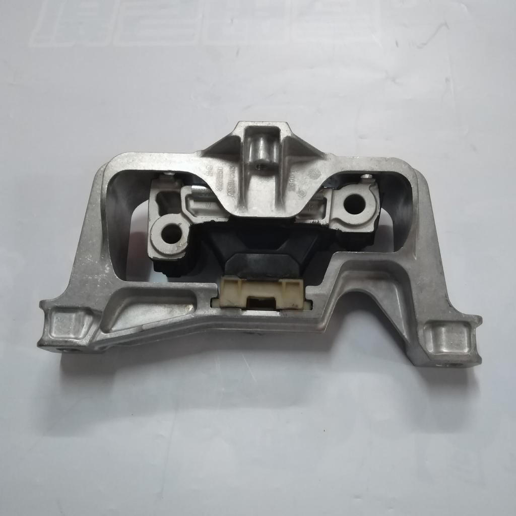 Front Right Engine Mounting Bracket for Mercedes-Benz CLA/GLA (Part #2462401717)
