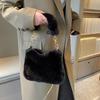 Simple Faux Fur Tote Bucket Bag Metal Chain Crossbody Bag For Women's Daily Casual Use Plush Bag Furry Purse