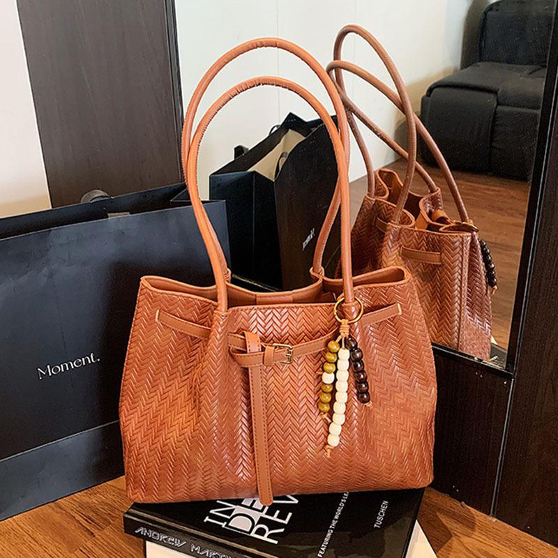 

Retro bag women s large-capacity new autumn and winter leisure niche pleated shoulder bag commuting коричневый