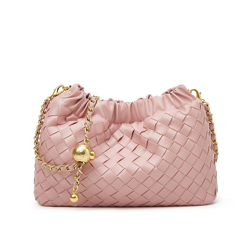 Borsa Tessuta con Catena a Palline Dorate - Borsa a Tracolla alla Moda con Tracolla e Design Pieghettato a Forma di Nuvola.