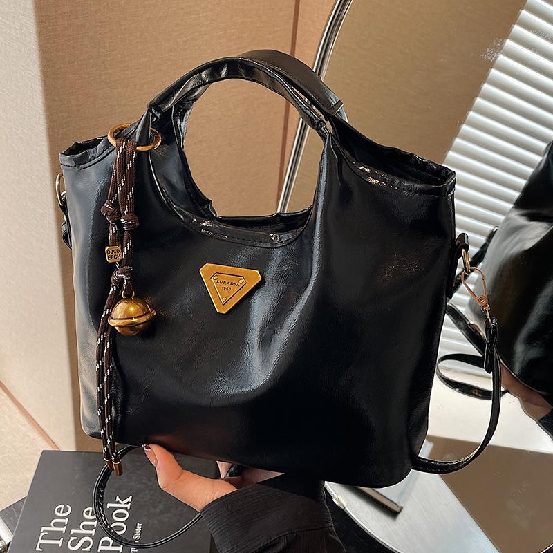 Retro Style Handbag for Women In Winter New High End and Versatile Niche Design One Shoulder Crossbody Bag