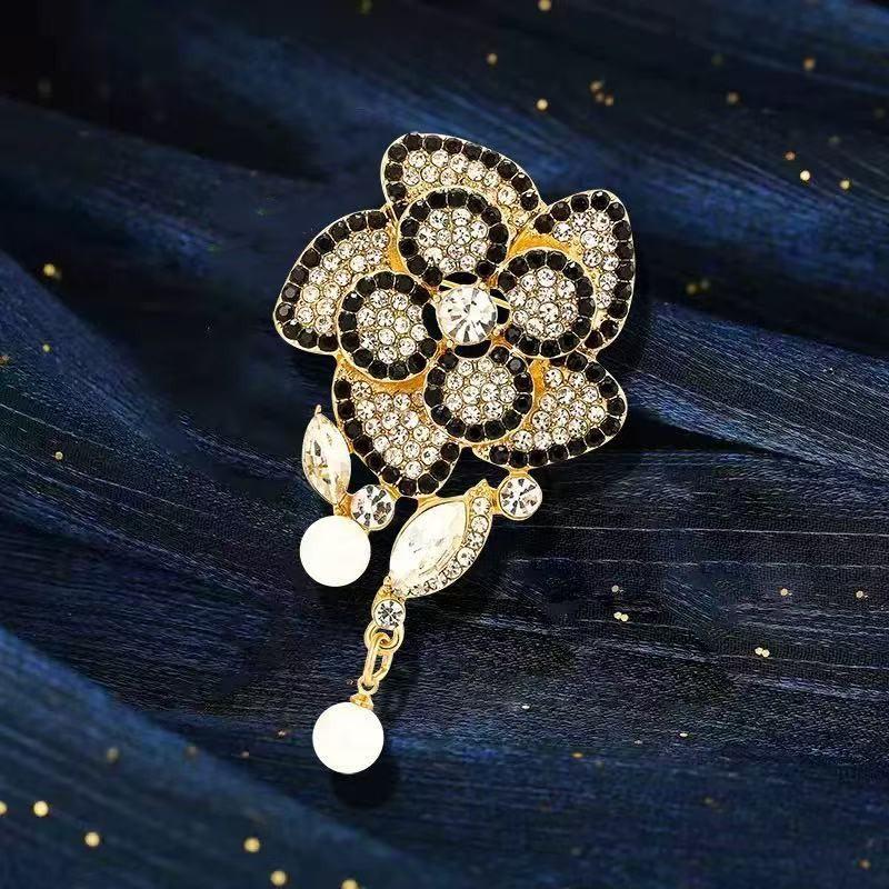

Retro camellia brooch design sense niche diamond-encrusted plum blossom pin luxury atmosphere suit accessories corsage