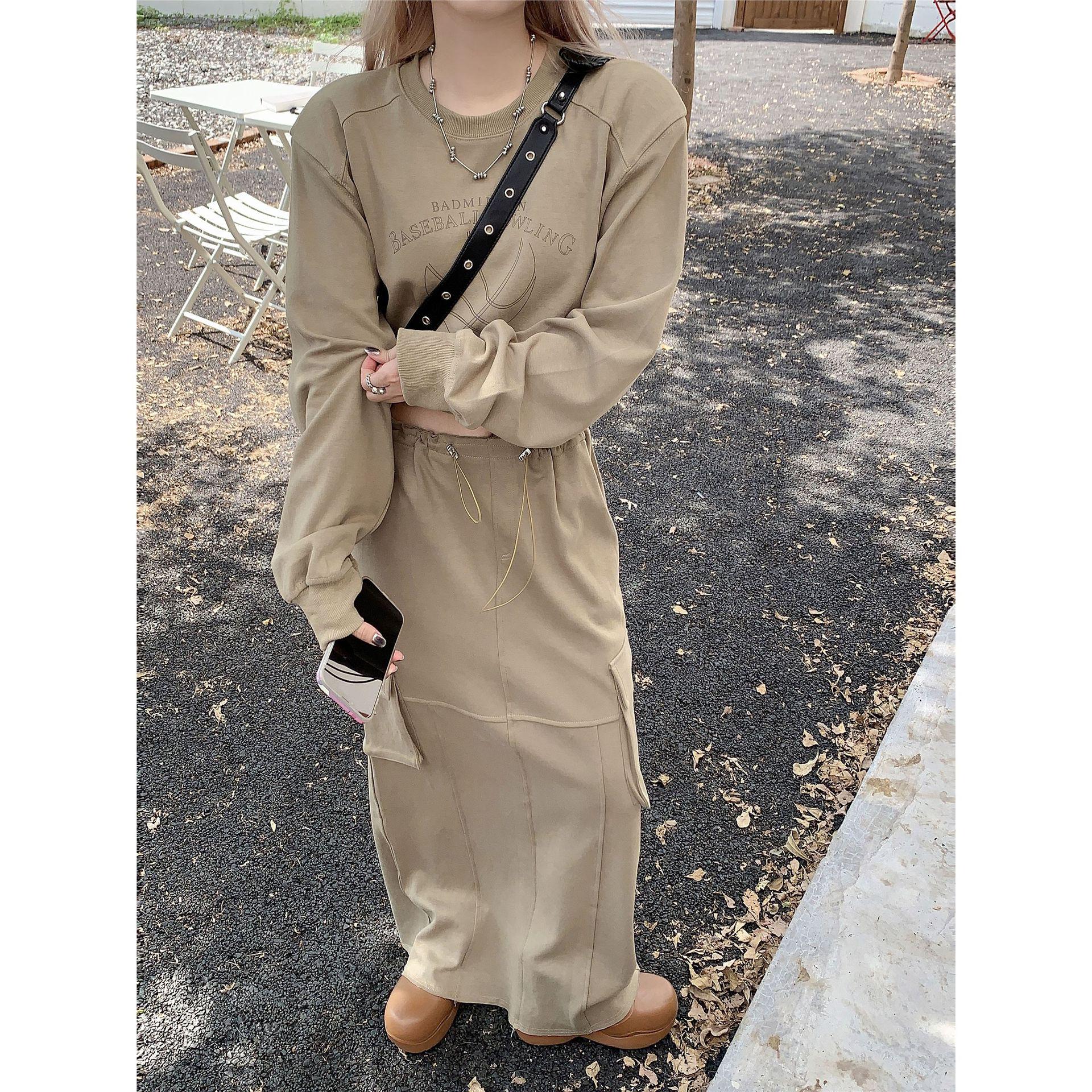 

Женский ретро-костюм из двух частей: топ с длинными рукавами и юбкой с принтом - мода осени 2025 года