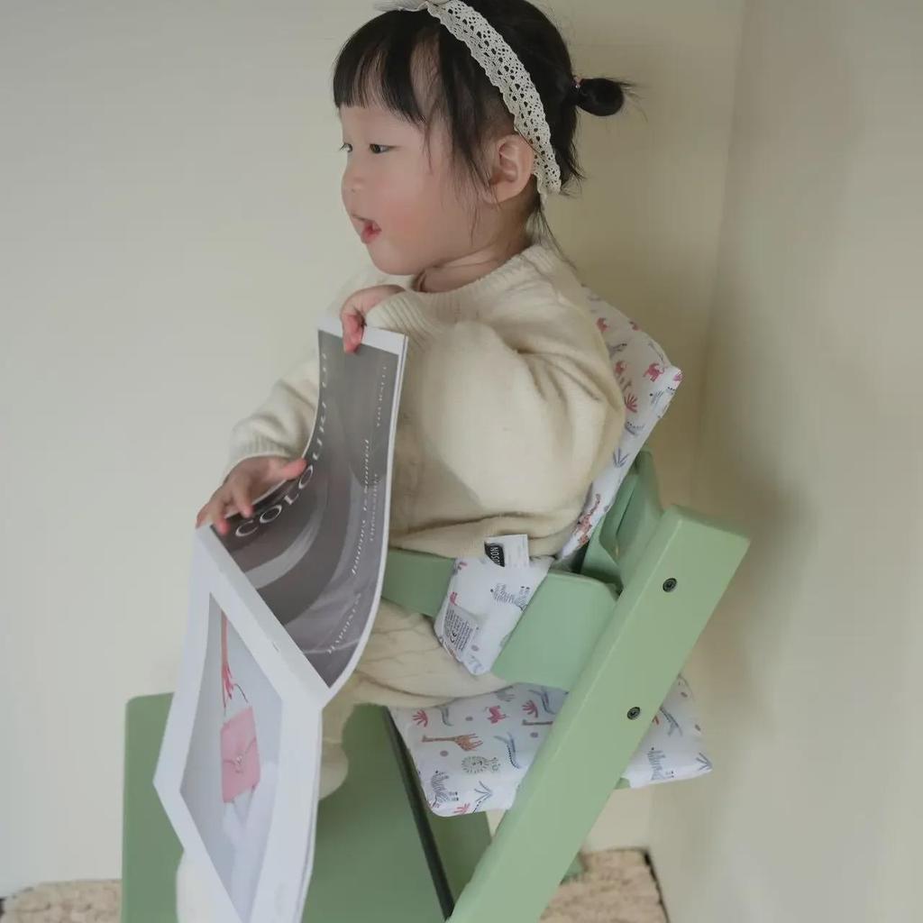 Stokke Kinder-Esszimmerstuhl: Neuer Stil, schmutzabweisend, verdicktes, tragbares, abnehmbares Kissen mit Rückenlehne