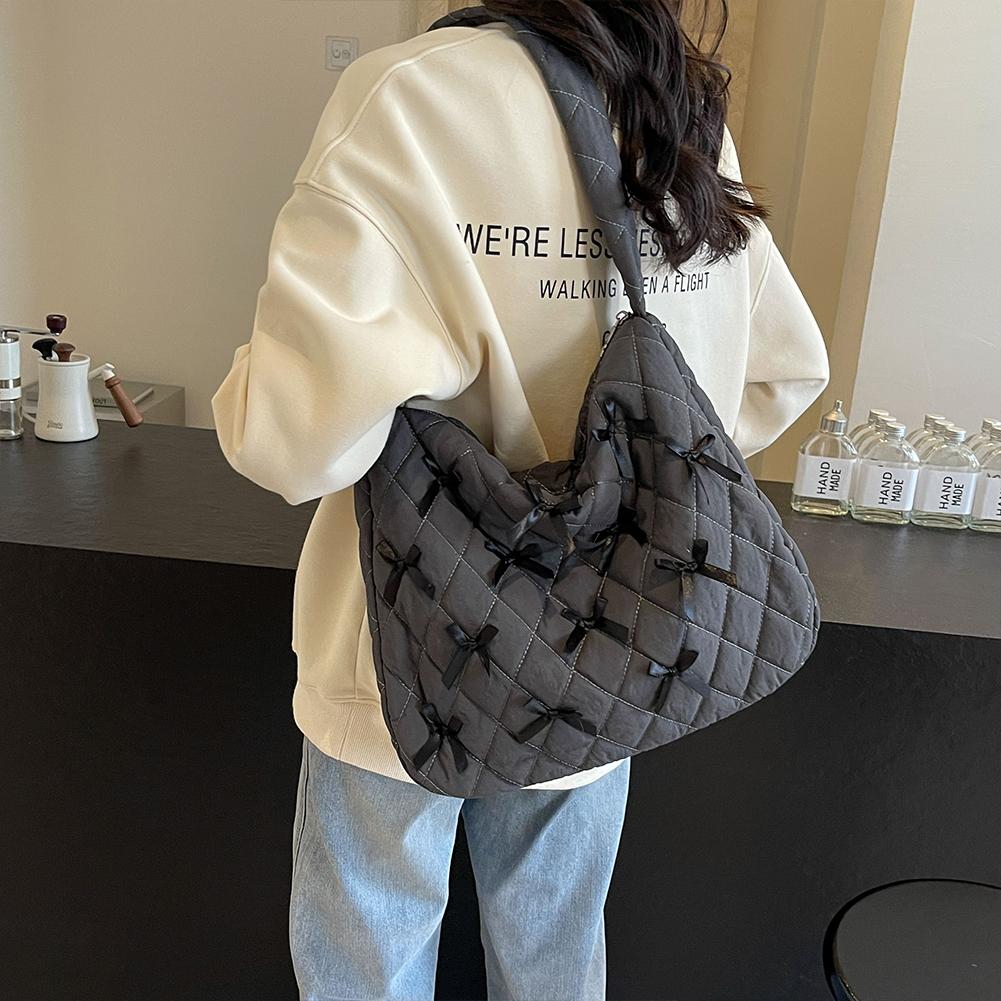 

Симпатична маленька сумка на плече з бантом. Модна м’яка сумка через плече на блискавці. Модна жіноча сумочка. Повсякденна жіноча сумка. сірий