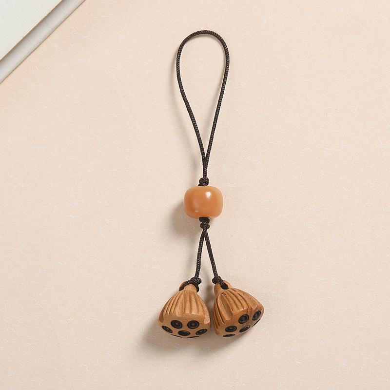 

Ручний Брелок-Підвіска з Насіннєвої Коробочки Лотоса та Персикового Дерева