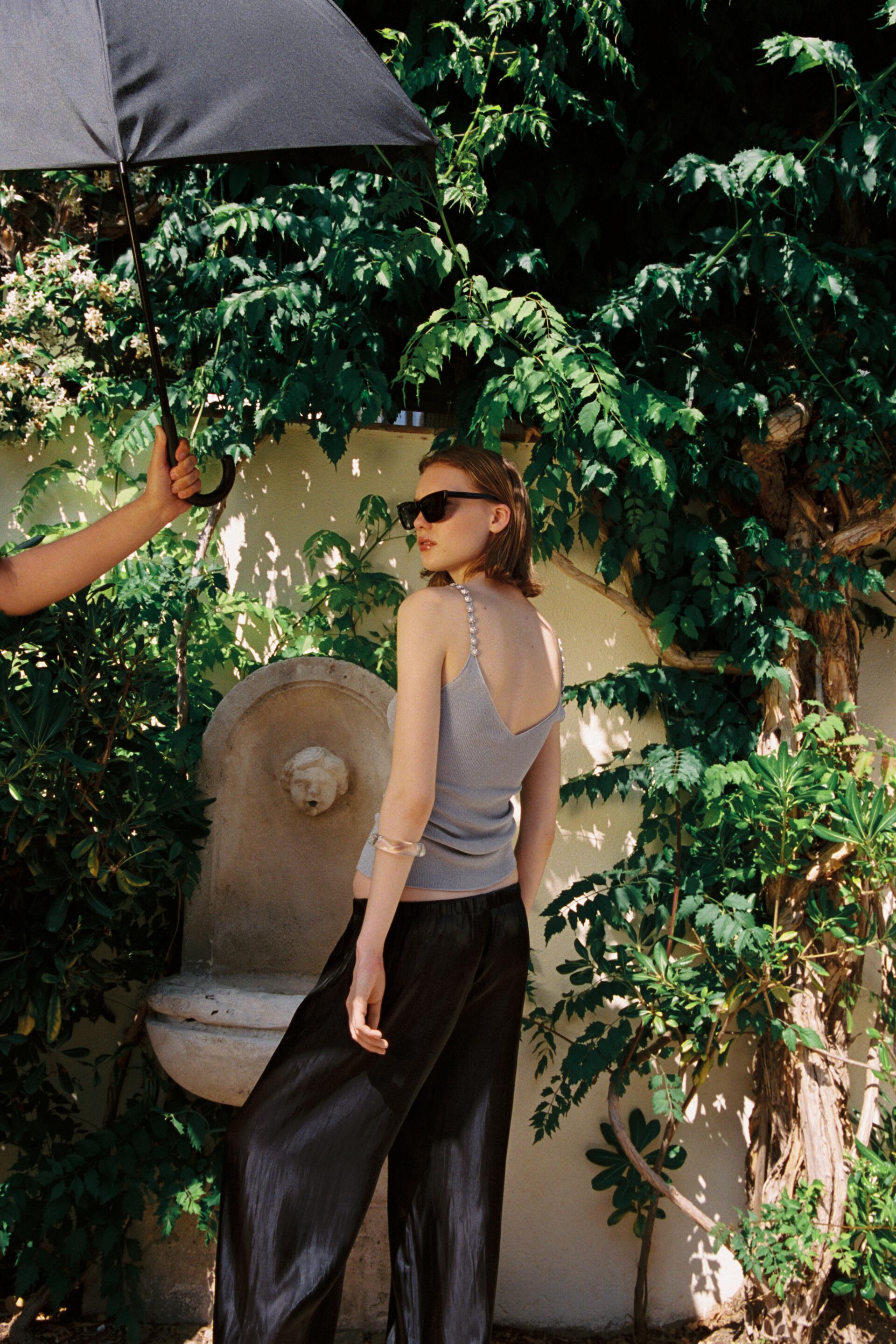 

ТРИКОТАЖНЫЙ ТОП СО СТРАЗАМИ