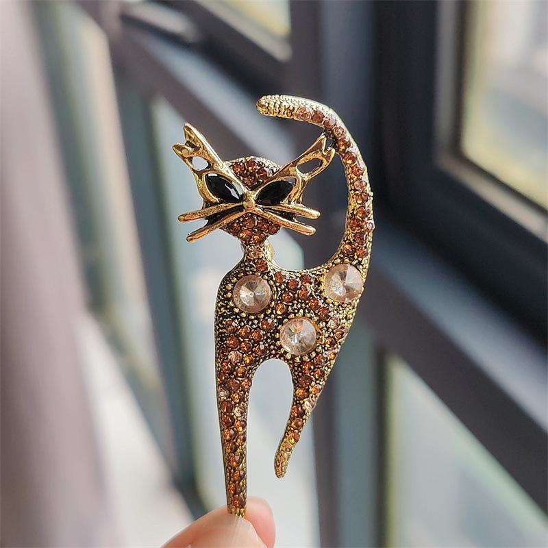 European and American Retro Rhinestone Kitten Brooch - High-End Designer Pin for Women