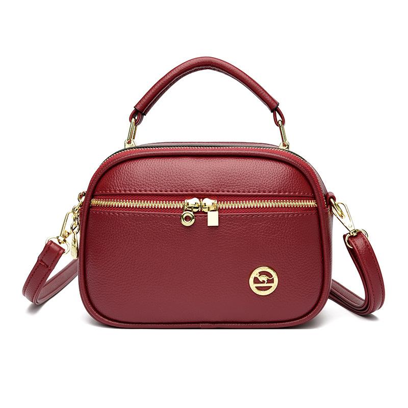 

Женщина средних лет и ее мать несут вместительную модную сумку через плечо и повседневную женскую сумку красный