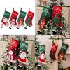 Lebhaft bunte Weihnachtssocken mit Designs von Weihnachtsmann, Schneemann und Rentieren