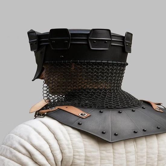 Untoter Ritterhelm mit Kettenhemd, schwarzer Fantasy-LARP-Helm, mittelalterliche Cosplay-Rüstung – Das perfekte Geschenk für ihn – Halloween-Geschenk