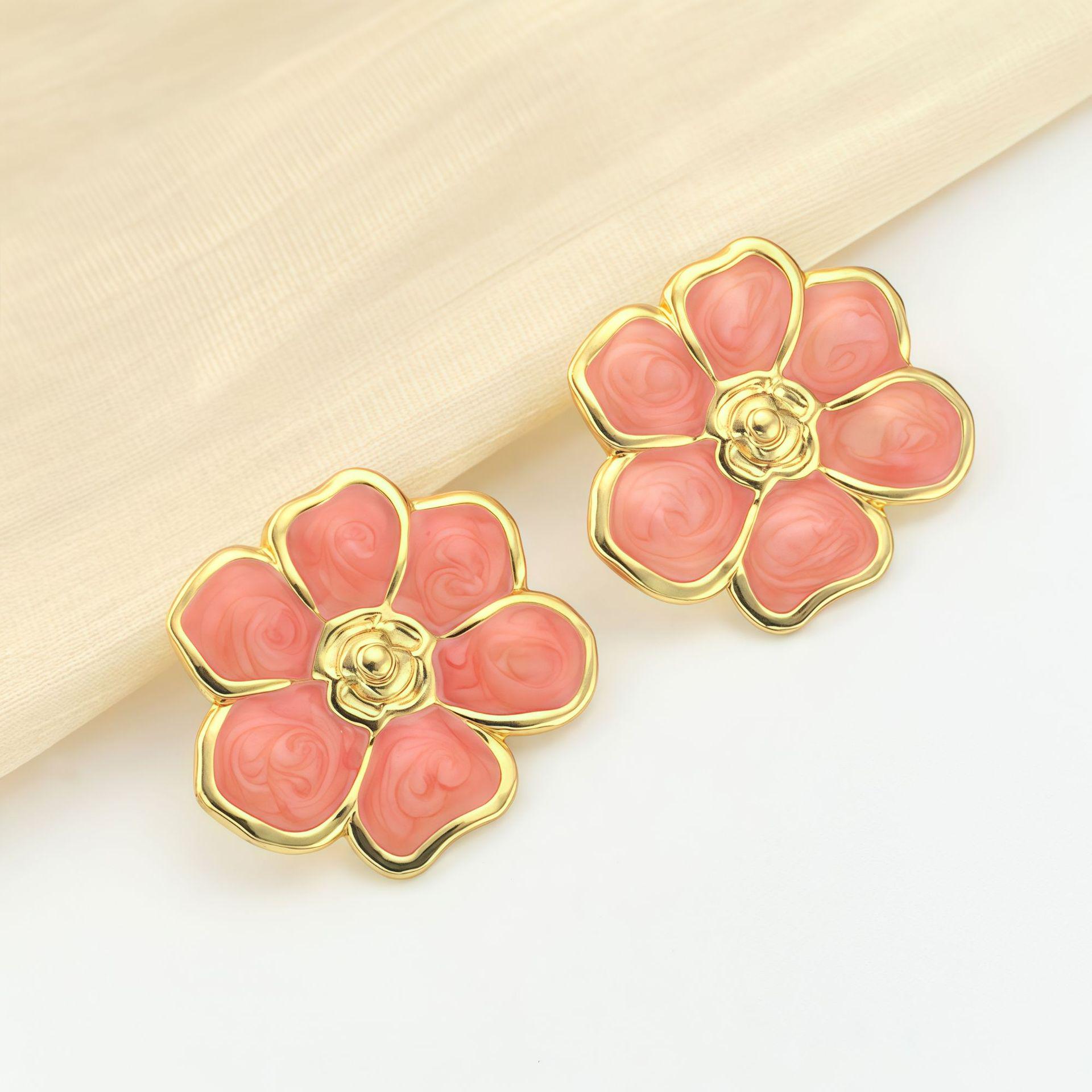 Универсальные трехмерные серьги-гвоздики из нержавеющей стали в форме цветка.