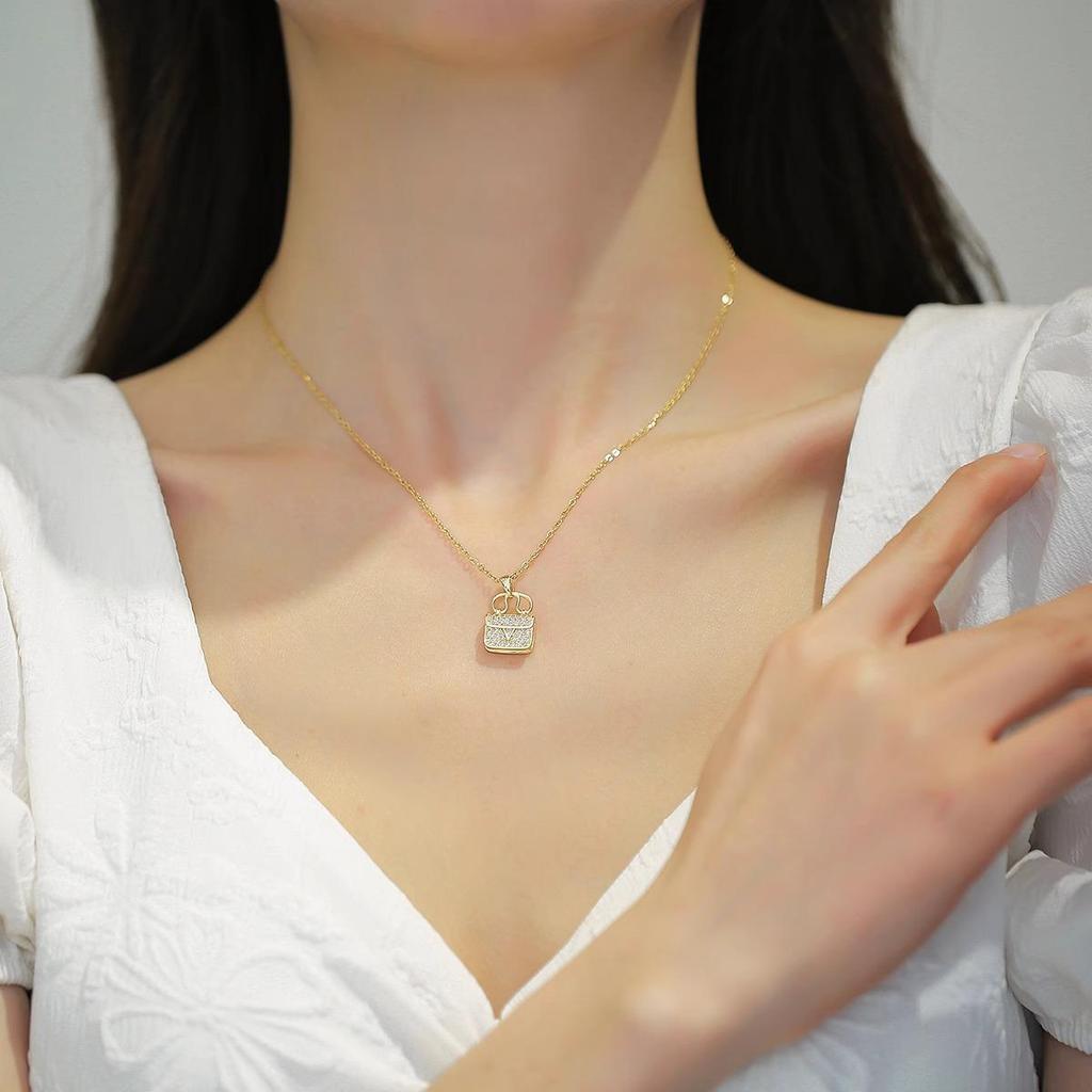 Copper-Plated Gold "V" Pendant Necklace - Luxury Fashion Accessory