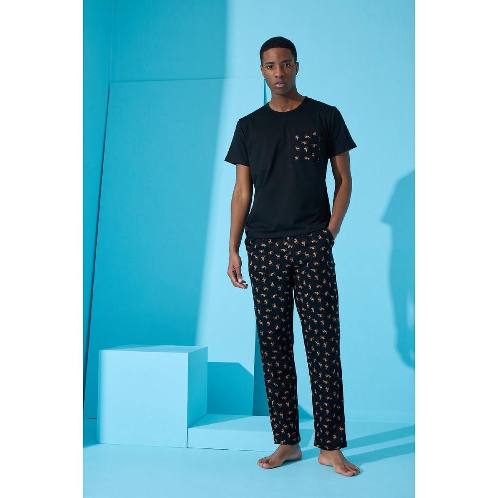 Schwarzes kurzärmliges Herren-Pyjama-Set mit Taschendetail und Hirschmuster