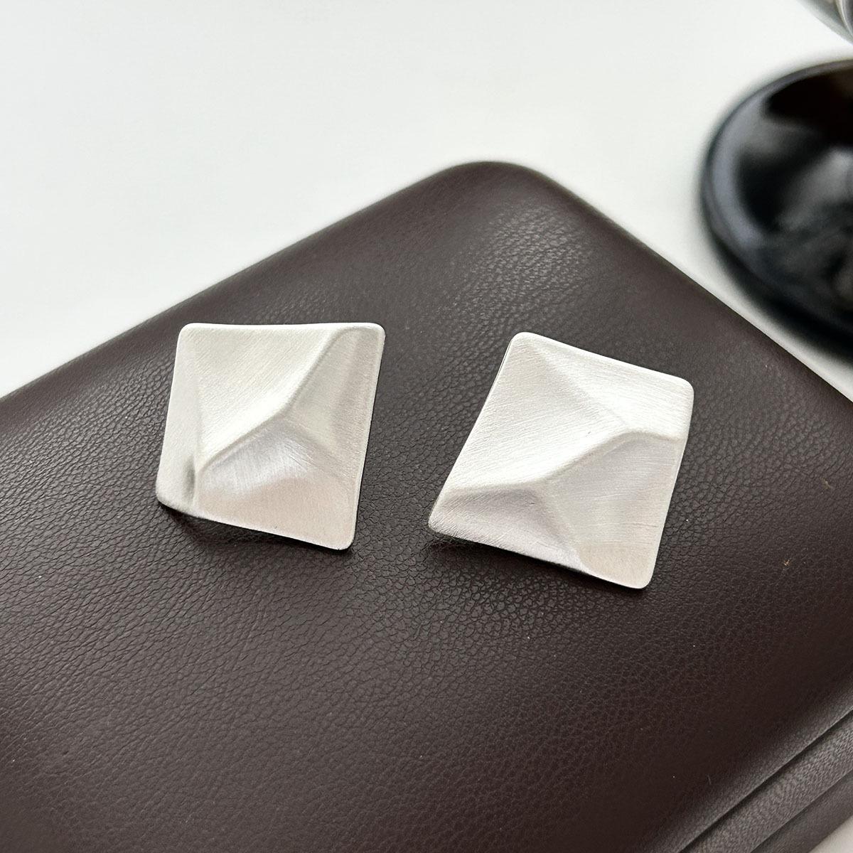 2026 Геометрические бриллиантовые пусеты: Легкая роскошь, Высококачественный, Нишевый дизайн, Модный и универсальный для женщин серебряный