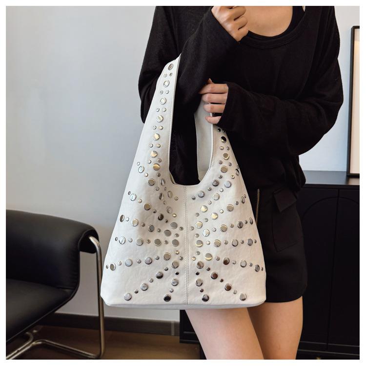 Modische Damen-Schultertasche Designer Luxus Nieten-Tragetasche Büro Große Kapazität Tragetasche Mädchen Punk-Stil Haupttaschen Für Frauen