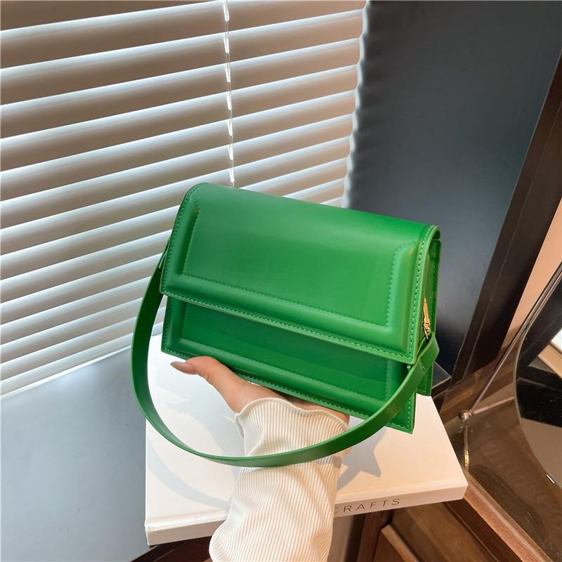 

Однотонная простая сумка-мессенджер на плечо в зарубежном стиле женская 2025 нишевый дизайн универсальная популярная маленькая квадратная сумка этого года зелёный