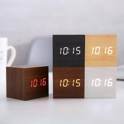 Horloge de table électronique carrée à LED et alarme numérique en bois avec contrôle du son USB/AAA