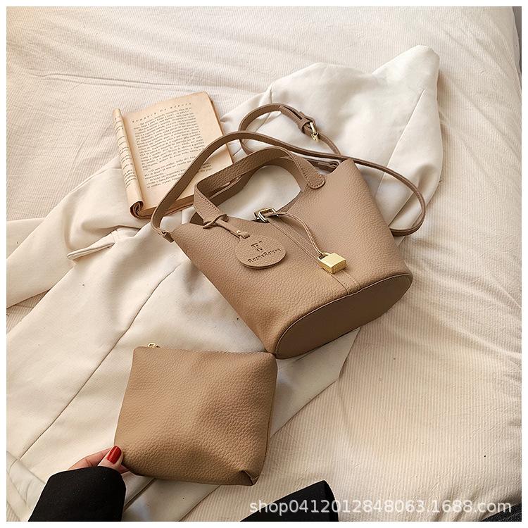 Retro Portable Bucket Bag Women's 2025 New Fashion Versatile Messenger Bag Popular Single Shoulder Commuter Bag