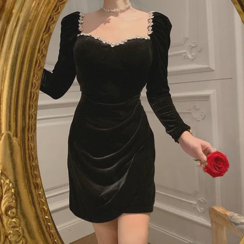 Elegantní sametové černé večerní šaty - francouzský styl pro ženy