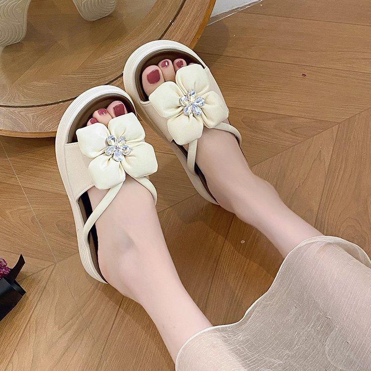 In the summer of 2025, the new platform-soled flowers and women's slippers are fashionable and versatile muffins and beach shoes, rhinestone sandals.