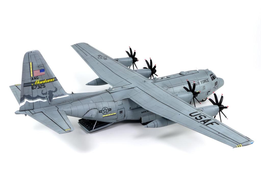 Great Wall Hobby Amerikanisches Transportflugzeug, Gesamtlänge 208 mm, Kunststoffmodell L1011 1/144 C-130H, ca.. (Flugzeug)