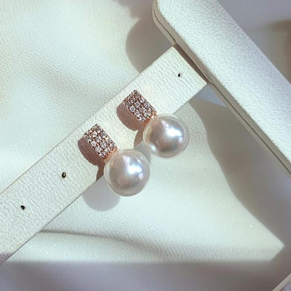 Women's Round Table Pearl Earrings (Elegant Line)