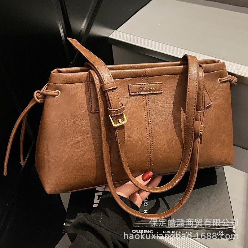 Large-capacity Retro Bag Women's Autumn and Winter Versatile 2025 New Simple Shoulder Bag Popular Commuter Tote Bag This Year