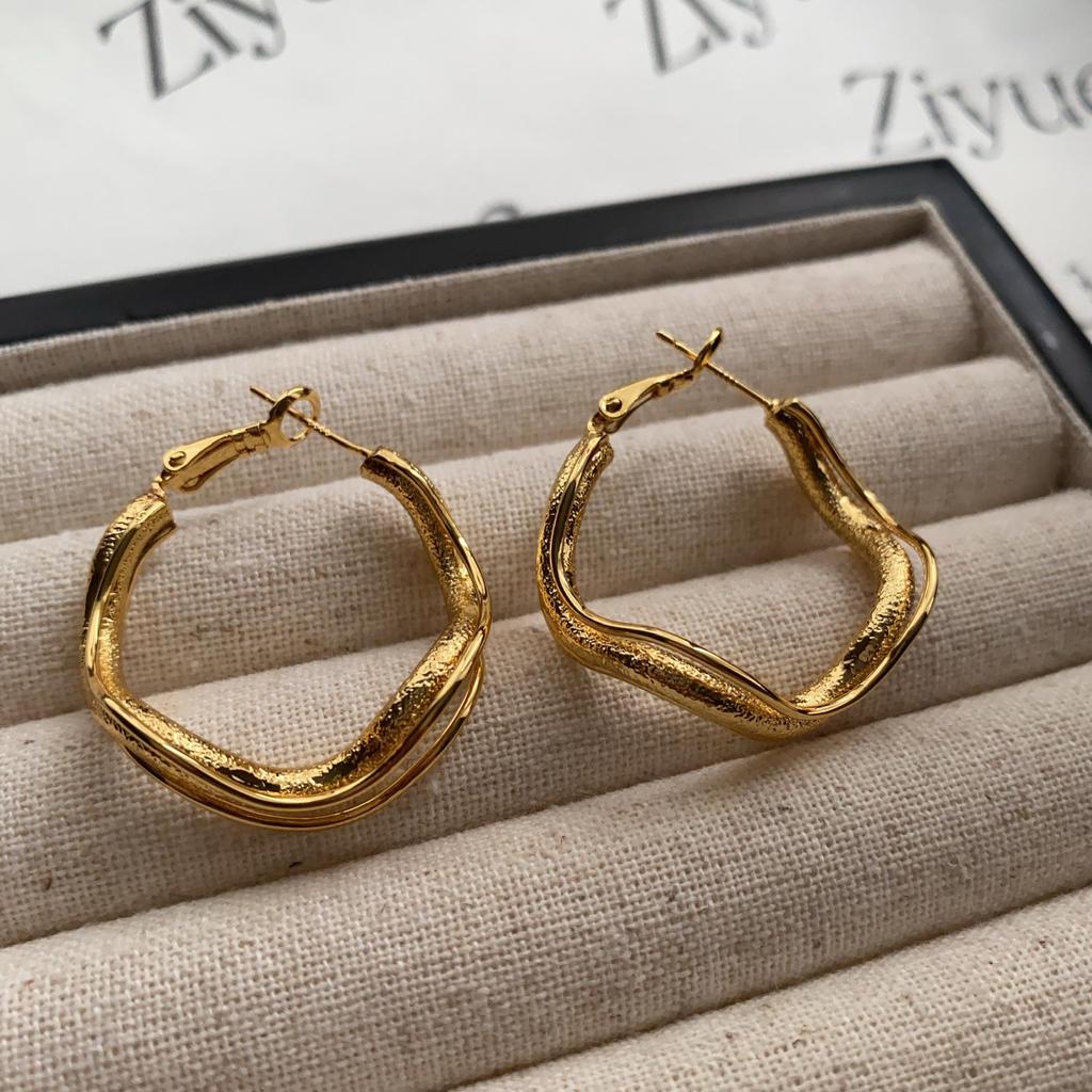 Blogger-Endorsed Wavy Circular Ear Cuff Earrings: Chic, Stylish Irregular Hoops for a High-End Look