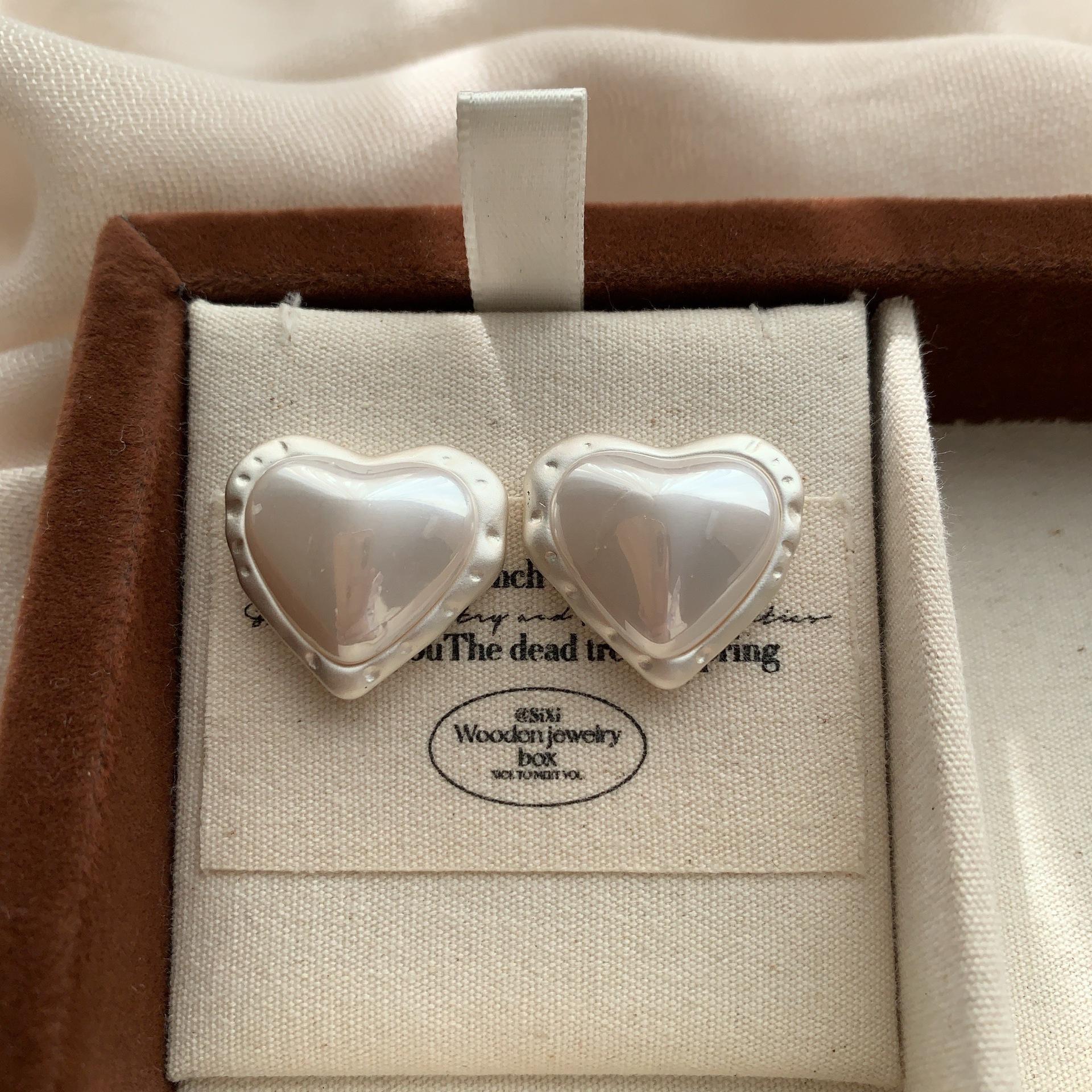 Romantic heart-shaped pearl stud earrings romantic sweet retro elegant exquisite three-dimensional niche fashion gentle earrings