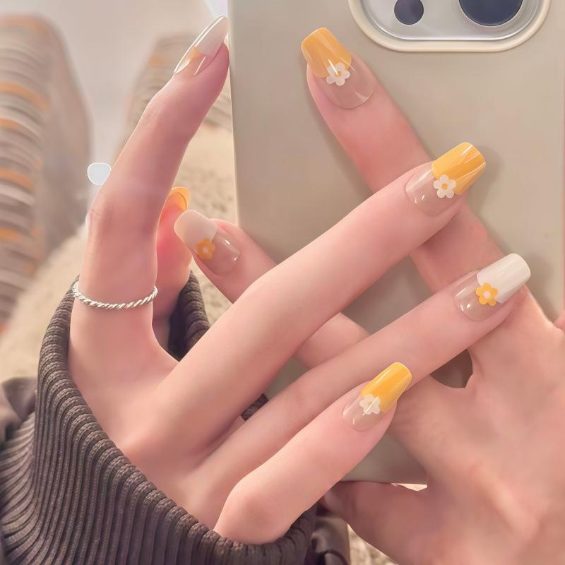 Honey Yellow Daisy Fresh Flowers: Natural Style Square Lace with Energetic Spring/Summer Vibe