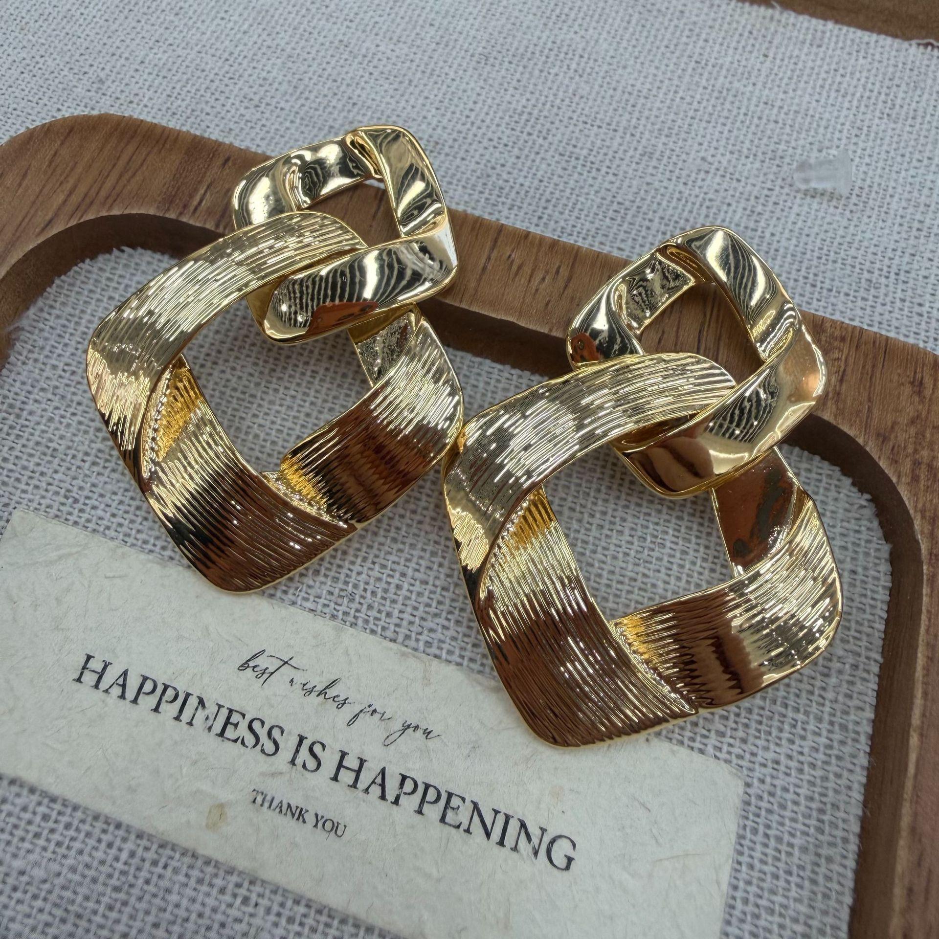 

Niche Double Rhombus 8-Figure Buckle Plain Gold Earrings, Retro High-End Earrings, Fashionable And Versatile Earrings.