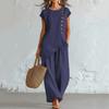 Completo da donna alla moda composto da camicia a maniche corte con bottoni e scollo rotondo, e pantaloni a gamba larga