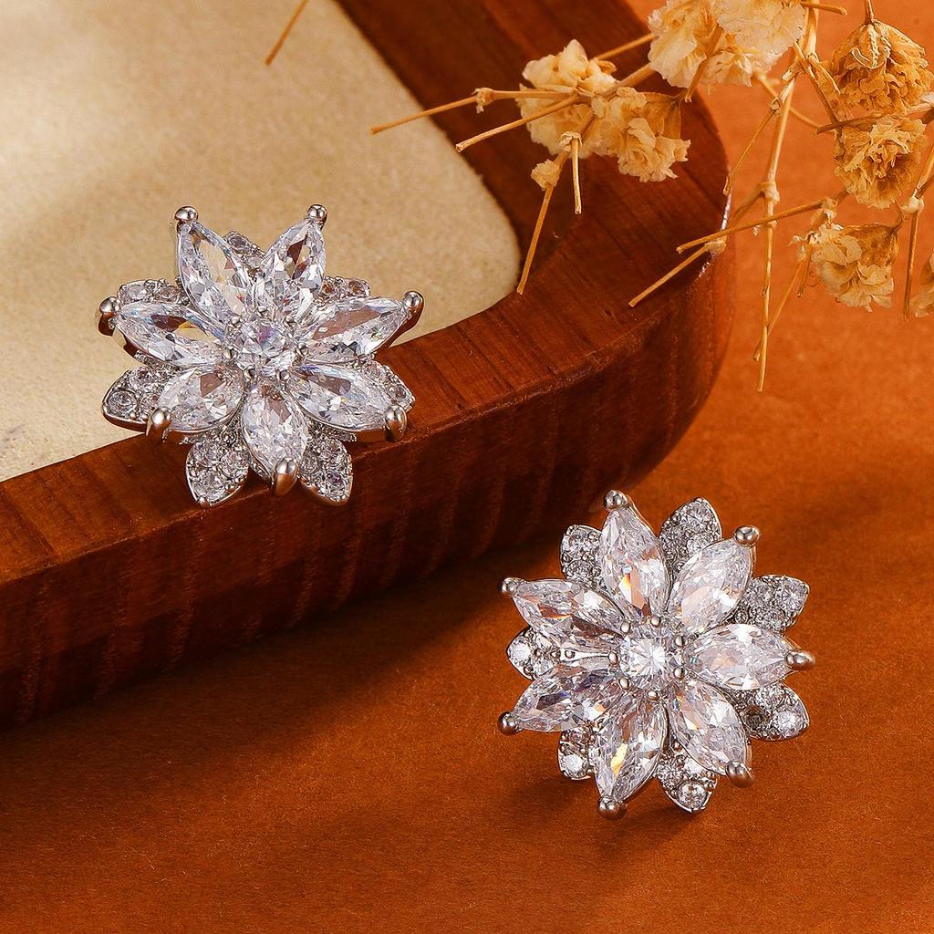 European-American Zircon Flower Stud Earrings: Women's Stylish Versatile Fashion Jewelry