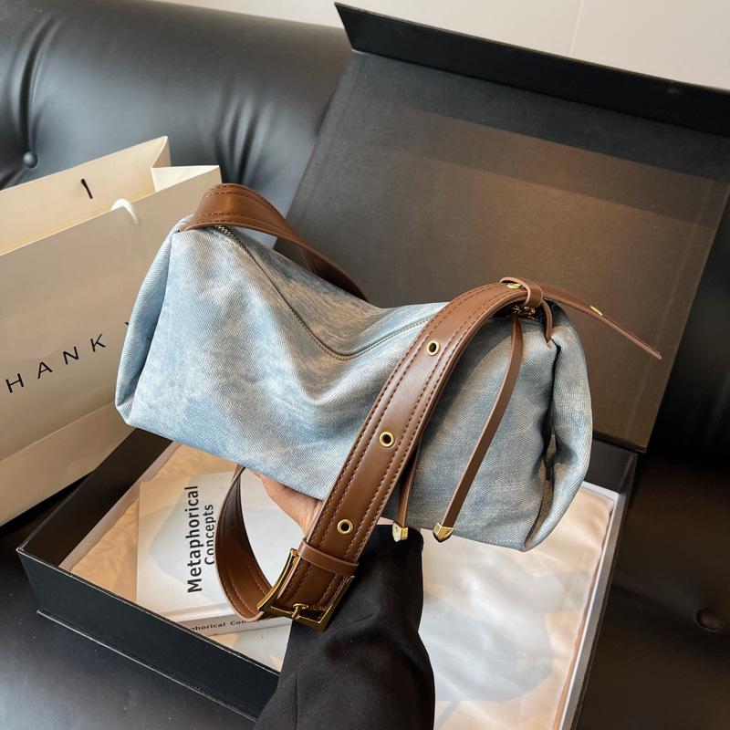 Trend fashion bag women's 2025 summer Korean version of simple casual pillow bag niche high-end commuter shoulder bag