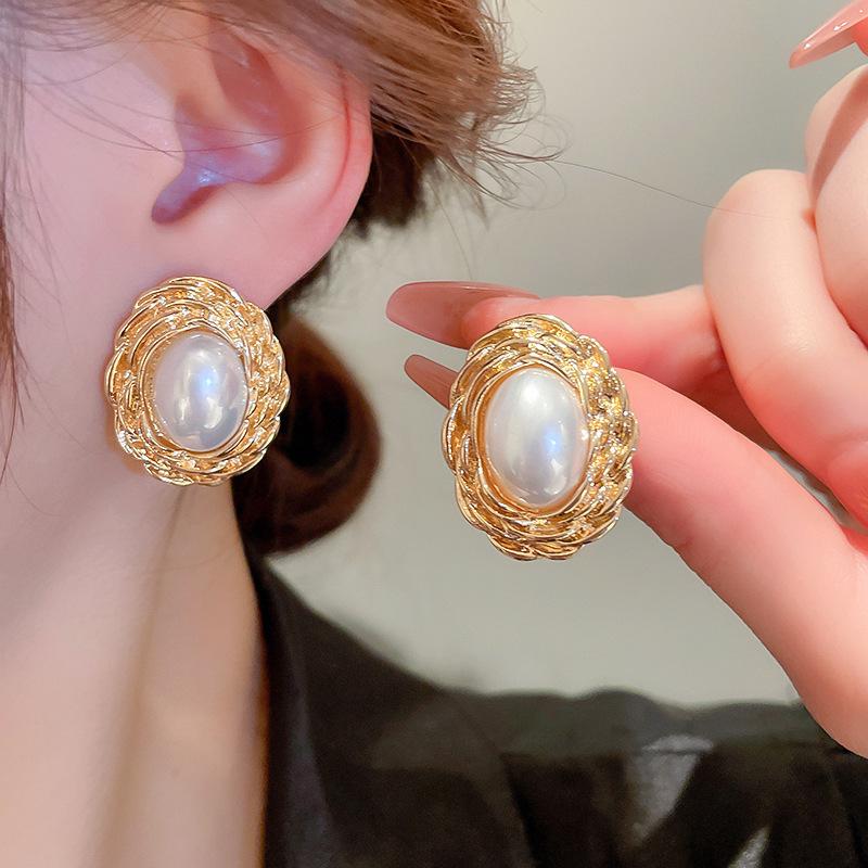 Ruffled Stripes Oval Pearl Earrings for Women Vintage Fashion High Sense Stud Earrings Personality Exaggerated Zircon Gift