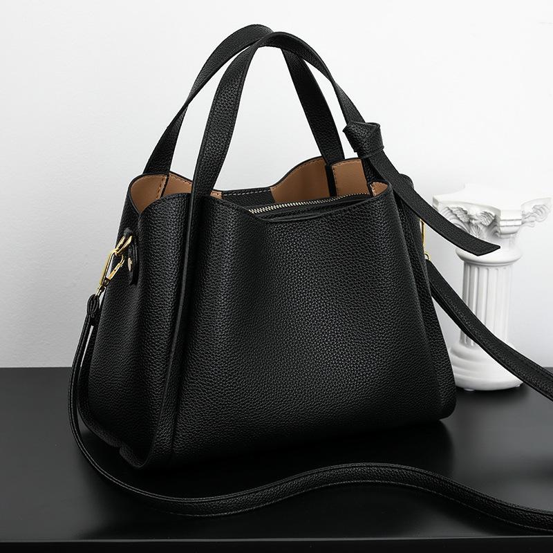 Uma Bolsa é Usada Para Carregar a Cesta de Legumes de uma Mulher. Uma Sogra de Meia-idade Tem Uma Bolsa de Ombro Cruzada Tipo Saco Generosa