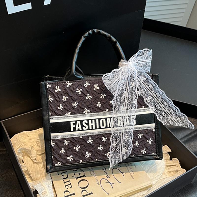 

Вместительная сумка-тоут из шелкового шарфа с принтом букв, весна 2025, новая, в повседневном зарубежном стиле, с бантом из шелкового шарфа, портативная чёрный