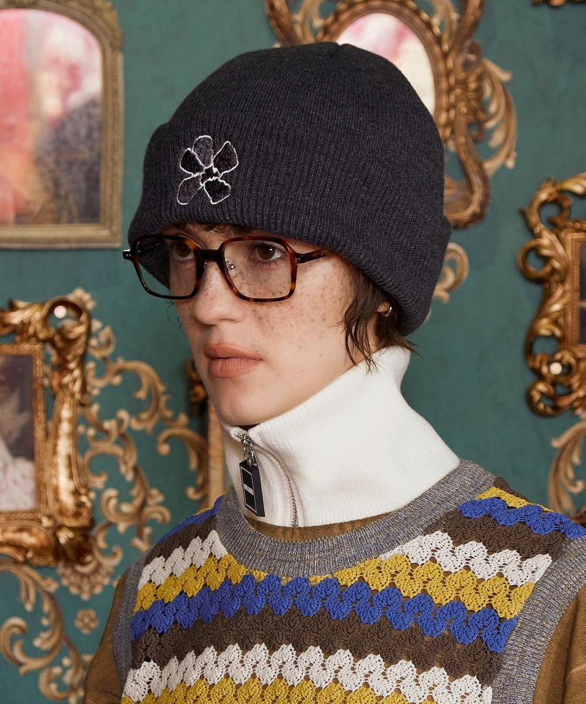 UNALLOYED Flower Beanie / Charcoal
