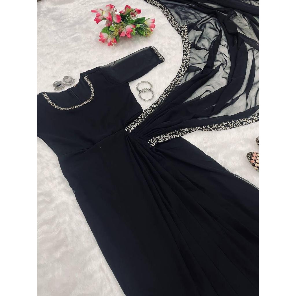 Wir präsentieren ein neues trendiges Sarikleid mit bestickter Spitze