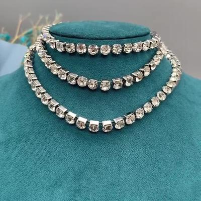 Collana elegante che si abbina perfettamente al vestito elegante