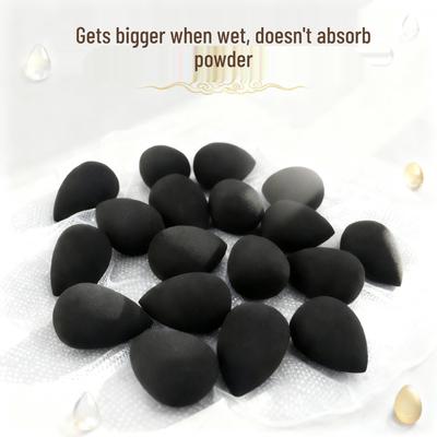 Schwarzer Make-up-Schwamm ohne Latex: Dehnt sich bei Nässe aus, beidseitig verwendbar, minimale Foundation-Aufnahme.